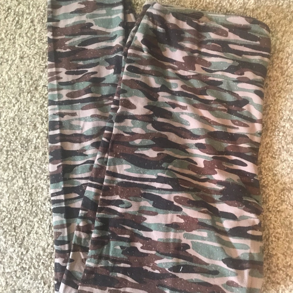 Camo Lularoe leggings.